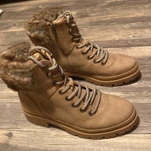 Universal Thread Women’s Size 7 Boots